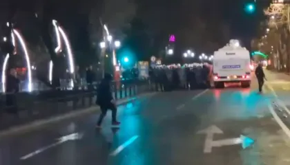 Video-lajm/ Protestuesi qëllon me gurë ndaj forcave të rendit, momenti kur e kap policia