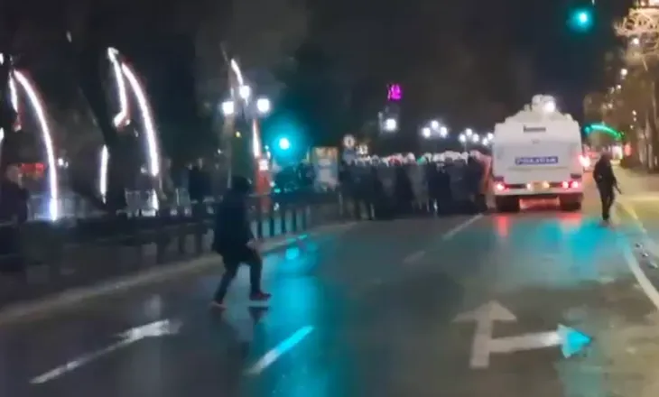 Video-lajm/ Protestuesi qëllon me gurë ndaj forcave të rendit, momenti kur e kap policia