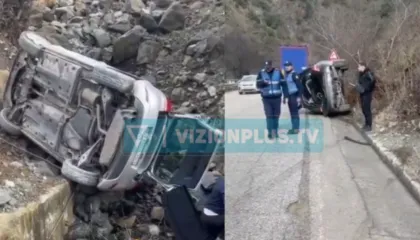 VIDEO/ Makinat përplasen kokë më kokë në aksin Librazhd-Elbasan, shpëtojnë mrekullisht njerëzit