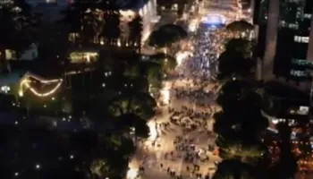 VIDEO ME DRON / Gjysmë ore nga orari zyrtar, ja pjesëmarrja në protestën e PD