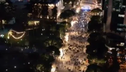 VIDEO ME DRON / Gjysmë ore nga orari zyrtar, ja pjesëmarrja në protestën e PD