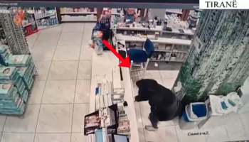 VIDEO: Me kapuç dhe e pamëshirshme! 26-vjeçarja “terrorizon” bizneset në Tiranë