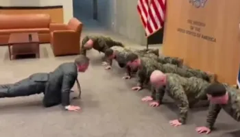 Video/ Mike Waltz bën pompa me marinsat në vizitë zyrtare në Gjenevë, Ambasadori amerikan tregon gatishmërinë fizike si pjesë të lidershipit