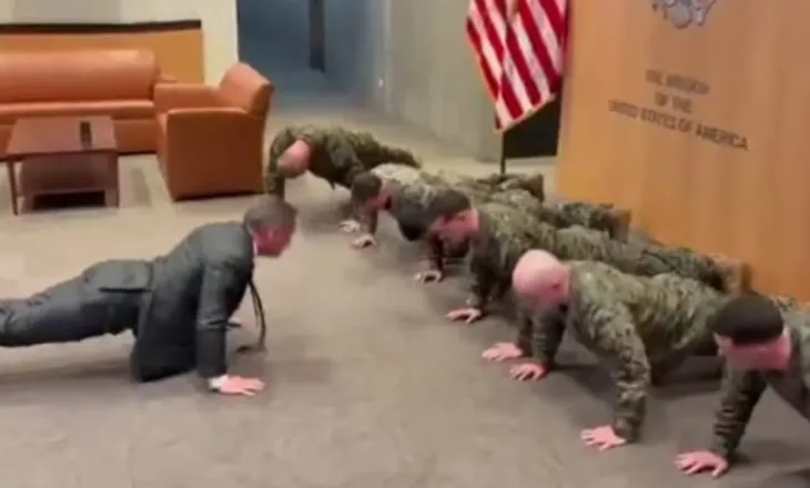 Video/ Mike Waltz bën pompa me marinsat në vizitë zyrtare në Gjenevë, Ambasadori amerikan tregon gatishmërinë fizike si pjesë të lidershipit