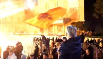 VIDEO/ Militantët e PD-së hedhin molotovë drejt Kryeministrisë, Policia lëshon ujë