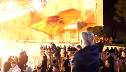 VIDEO/ Militantët e PD-së hedhin molotovë drejt Kryeministrisë, Policia lëshon ujë