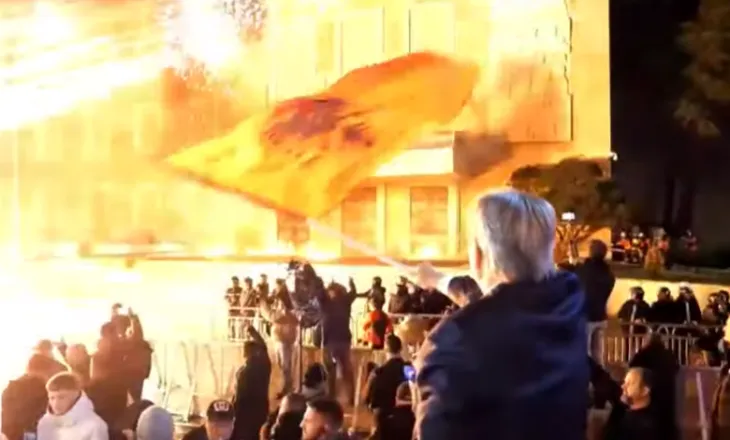 VIDEO/ Militantët e PD-së hedhin molotovë drejt Kryeministrisë, Policia lëshon ujë