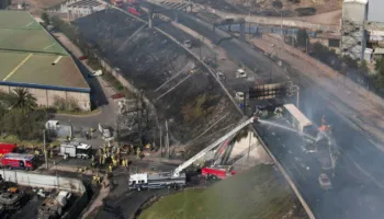 Video/ Momenti kur kamioni që transportonte gaz të lëngshëm përmbyset dhe shpërthen në Kili