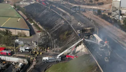 Video/ Momenti kur kamioni që transportonte gaz të lëngshëm përmbyset dhe shpërthen në Kili