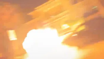 Video/Momenti kur protestuesit sulmojnë me lëndë piroteknike vilën e diktatorit