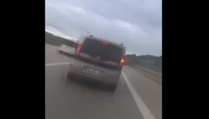 Video/ Motoçiklisti ecte me shpejtësi 113 km/orë, shihni përplasjen e fortë me kamionin në Turqi