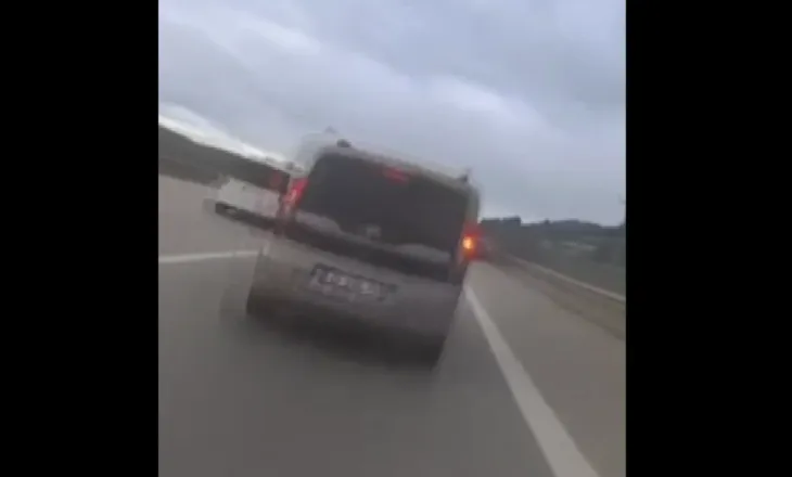 Video/ Motoçiklisti ecte me shpejtësi 113 km/orë, shihni përplasjen e fortë me kamionin në Turqi