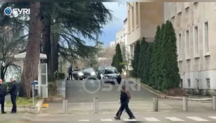 VIDEO/ Në pritjet të vendimit të Kushtetuese, Balluku nuk i ndahet Ramës, i shkon në….