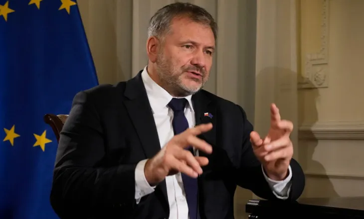 Video/ Nuk i dha përparësi këmbësores gjatë drejtimit të automjetit, gjobitet ministri polak i Drejtësisë