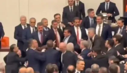 VIDEO/ Parlamenti turk kthehet në arenë boksi, deputetët përleshen me grushta