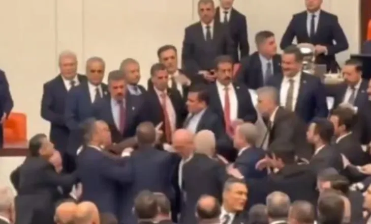 VIDEO/ Parlamenti turk kthehet në arenë boksi, deputetët përleshen me grushta