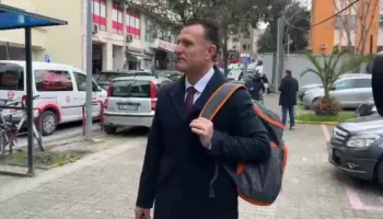 VIDEO / Pasi u rrah nga dy të rinj, rikthehet avokati i Metës: Jam bé! Bejlerët nuk thyhen!