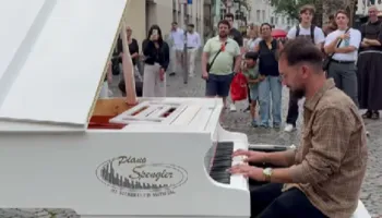VIDEO/ Pianisti Azem Haziri tregon një copëz Shqipërie mes kalimtarëve të huaj në Gjermani, nderon Vaçe Zelën