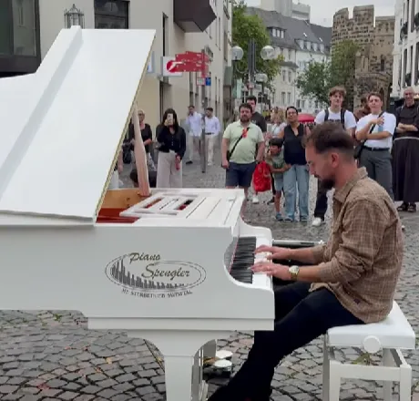 VIDEO/ Pianisti Azem Haziri tregon një copëz Shqipërie mes kalimtarëve të huaj në Gjermani, nderon Vaçe Zelën