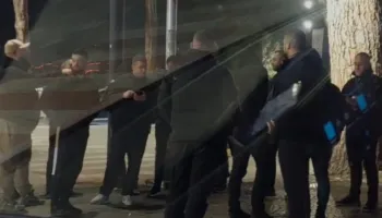 VIDEO/ Policët civilë rrethojnë selinë PD, s’ndalin arrestimet e paligjshme – 11 në komisariate