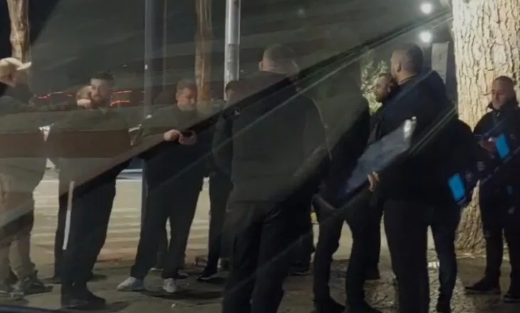 VIDEO/ Policët civilë rrethojnë selinë PD, s’ndalin arrestimet e paligjshme – 11 në komisariate