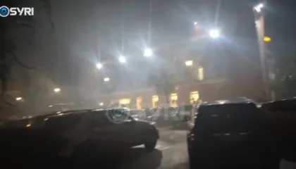 VIDEO/ Policia sulmon selinë e PD, e mbush me gaz lotësjellës