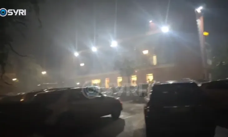 VIDEO/ Policia sulmon selinë e PD, e mbush me gaz lotësjellës