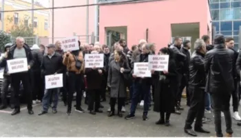 VIDEO – Protesta e banorëve të Rrjollit zhvendoset para SPAK, akuza ndaj Ballukut…