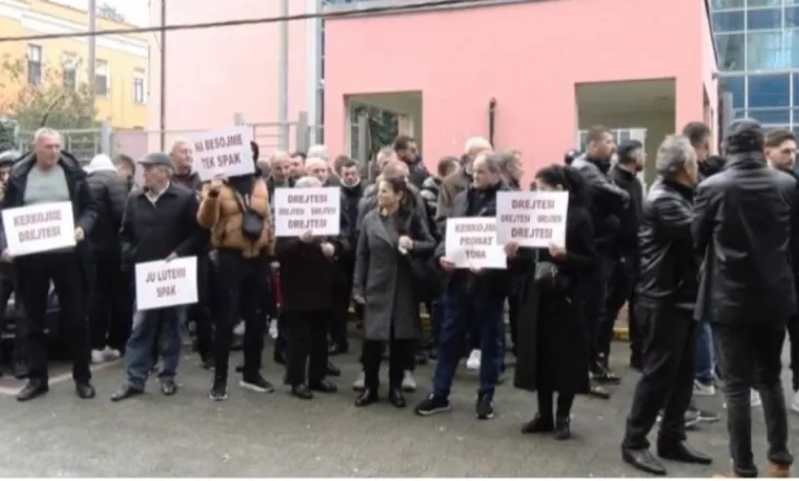 VIDEO – Protesta e banorëve të Rrjollit zhvendoset para SPAK, akuza ndaj Ballukut…