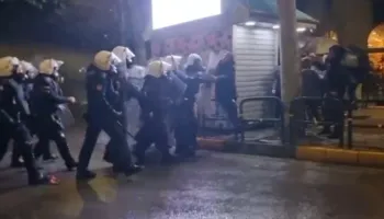 Video/ Protesta përpara Kuvendit, del momenti i plotë kur deputeti Nallbati goditet gjatë përplasjes me policinë
