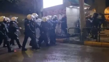 Video/ Protesta përpara Kuvendit, del momenti i plotë kur deputeti Nallbati goditet gjatë përplasjes me policinë