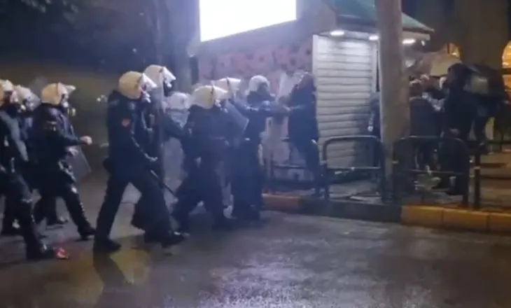 Video/ Protesta përpara Kuvendit, del momenti i plotë kur deputeti Nallbati goditet gjatë përplasjes me policinë