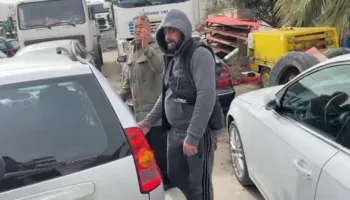 VIDEO/ Punonjësi i Bashkisë Vlorë Alket Hila sulmoi gazetarin e SYRI-t gjatë protestës, tenton t’i marrë mikrofonin