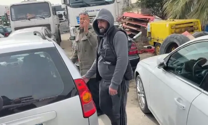 VIDEO/ Punonjësi i Bashkisë Vlorë Alket Hila sulmoi gazetarin e SYRI-t gjatë protestës, tenton t’i marrë mikrofonin