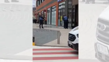 VIDEO/ Qëlloi me kallash brenda bankës, ky është momenti kur policia arreston 58-vjeçarin me paratë në duar, i qetë dhe i pamaskuar