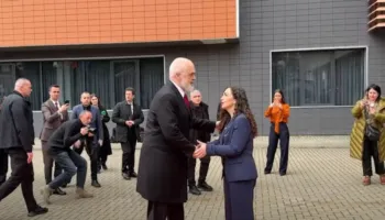 VIDEO / Rama mbërrin në Prishtinë, pritet nga presidentja Osmani. Në axhendë edhe takim me Kurtin