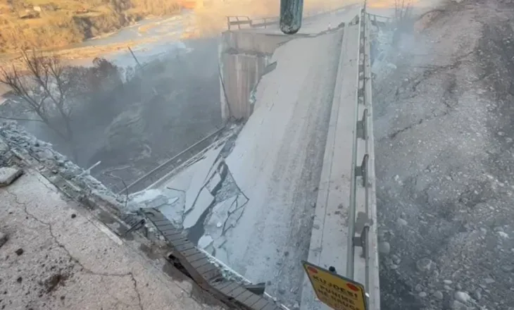 Video/ Rrëshqitja e dheut në aksin Përrenjas-Librazhd, ARRSH nis punën për demontimin e urës