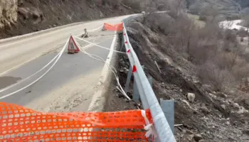 VIDEO/ Rruga e re në Maliq, çahet tre ditë pas inaugurimit.