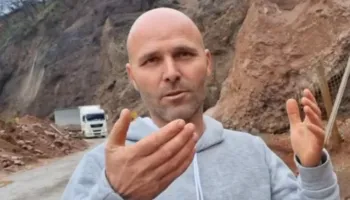 VIDEO/ Shoferi që shpëtoi në Dragostunjë: Shyqyr që nuk kisha makina pas, mu shemb mali para syve