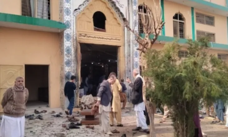 VIDEO/ Shpërthim i fuqishëm në një xhami në Pakistan, 15 viktima dhe dhjetëra të plagosur