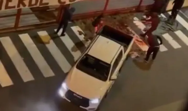 VIDEO/ Të zhgënjyer nga rezultatet, tifozët e skuadrës së Seria A derdhin jashtëqitje te dyert e kubit