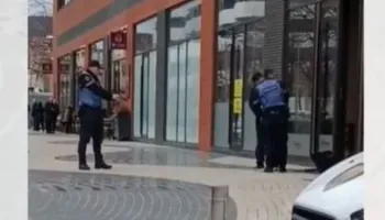 VIDEO / Terrorizoi bankën në Tiranë me armë, momenti kur autori nga Gramsi prangoset nga Policia