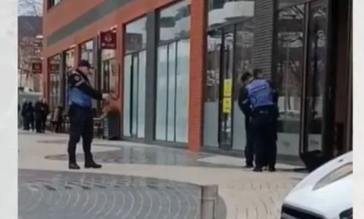 VIDEO / Terrorizoi bankën në Tiranë me armë, momenti kur autori nga Gramsi prangoset nga Policia