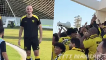 VIDEO/ Tifozët këndojnë për Mario Mitaj, atmosferë fantastike te Al Ittihad