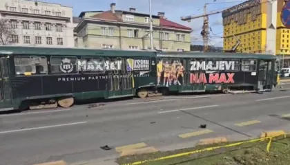 VIDEO/ Tramvaji del nga shinat në qendër të Sarajevës, një person humb jetën, disa të plagosur