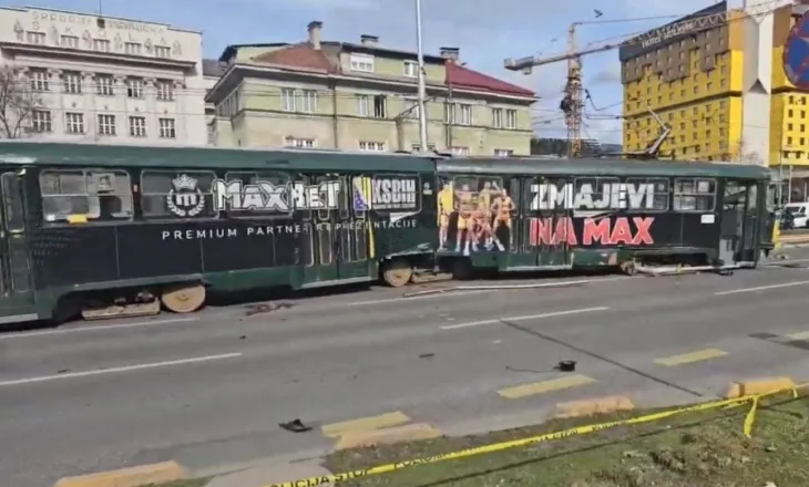 VIDEO/ Tramvaji del nga shinat në qendër të Sarajevës, një person humb jetën, disa të plagosur