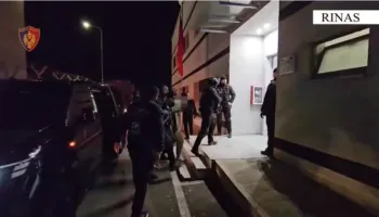 VIDEO/ U ekstradua nga Dubai, momenti kur Durim Bami mbërrin në Rinas, nën masa të forta sigurie