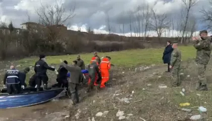 Video/ U la nga shoku në mjetin e rënë në përrua, gjendet pas një muaji trupi i të riut Jurgen Karaj në Mat