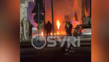 VIDEO/ Vlorë, makina merr flakë tek Uji i Ftohtë, bllokohet qarkullimi