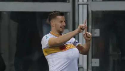 VIDEO/ Ylber Ramadani vulos fitoren e Leçes, mesfushori i Kombëtares tund rrjetën nga distanca